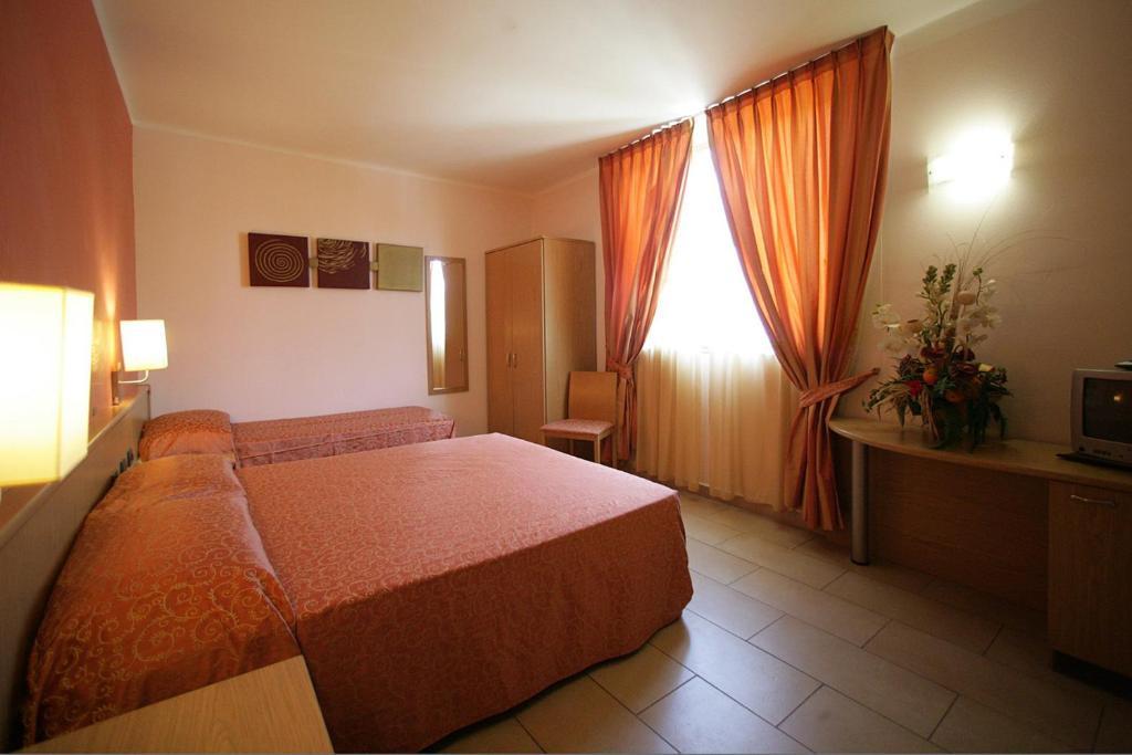Hotel Tenda Rossa Marina Di Carrara Room photo