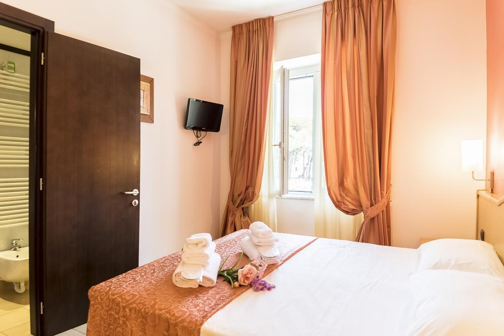 Hotel Tenda Rossa Marina Di Carrara Exterior photo